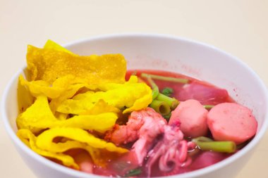 Balık top kırmızı çorbası (Yen Ta Fo ile pirinç noodle deniz ürünleri)