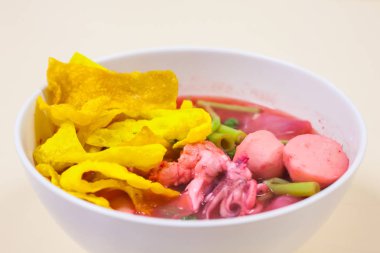 Balık top kırmızı çorbası (Yen Ta Fo ile pirinç noodle deniz ürünleri)