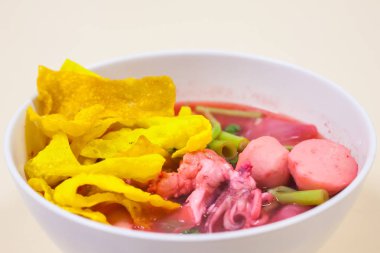 Balık top kırmızı çorbası (Yen Ta Fo ile pirinç noodle deniz ürünleri)