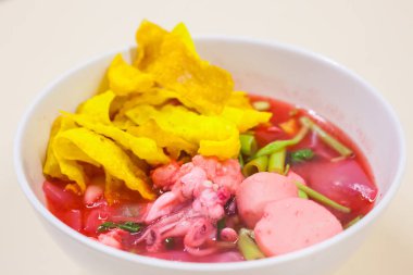 Balık top kırmızı çorbası (Yen Ta Fo ile pirinç noodle deniz ürünleri)