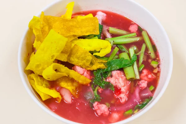 Balık top kırmızı çorbası (Yen Ta Fo ile pirinç noodle deniz ürünleri)