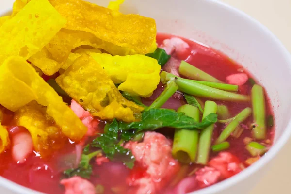 Balık top kırmızı çorbası (Yen Ta Fo ile pirinç noodle deniz ürünleri)