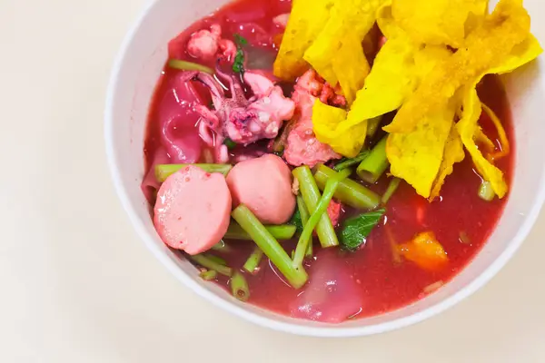 Balık top kırmızı çorbası (Yen Ta Fo ile pirinç noodle deniz ürünleri)