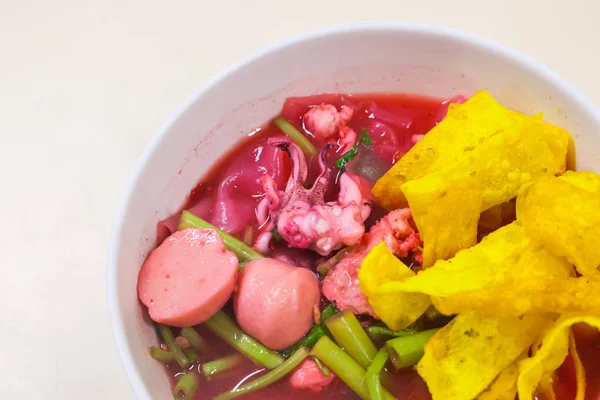 Balık top kırmızı çorbası (Yen Ta Fo ile pirinç noodle deniz ürünleri)