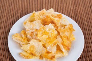 üstte şekerli yoğunlaştırılmış süt ile tatlı roti