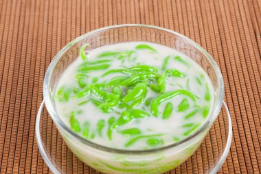 Tay tatlı pirinç pilav hindistan cevizi sütü ile yemiş yapılmış erişte 