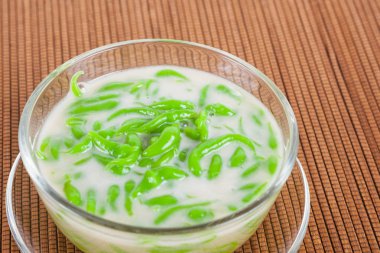 Tay tatlı pirinç pilav hindistan cevizi sütü ile yemiş yapılmış erişte 