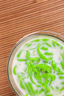 Tay tatlı pirinç pilav hindistan cevizi sütü ile yemiş yapılmış erişte 