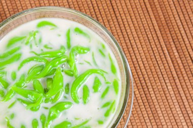 Tay tatlı pirinç pilav hindistan cevizi sütü ile yemiş yapılmış erişte 