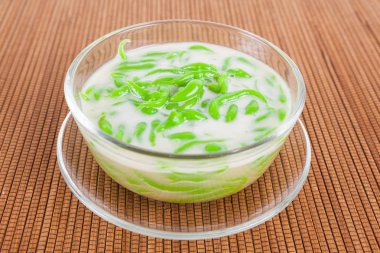 Tay tatlı pirinç pilav hindistan cevizi sütü ile yemiş yapılmış erişte 