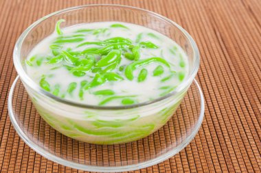 Tay tatlı pirinç pilav hindistan cevizi sütü ile yemiş yapılmış erişte 