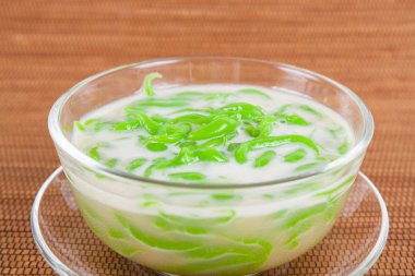 Tay tatlı pirinç pilav hindistan cevizi sütü ile yemiş yapılmış erişte 