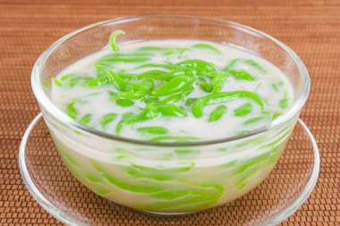 Tay tatlı pirinç pilav hindistan cevizi sütü ile yemiş yapılmış erişte 