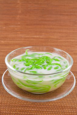 Tay tatlı pirinç pilav hindistan cevizi sütü ile yemiş yapılmış erişte 