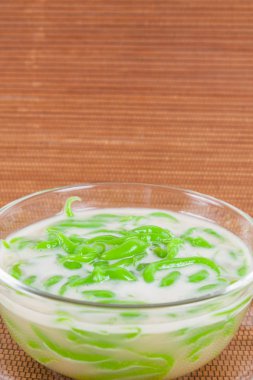 Tay tatlı pirinç pilav hindistan cevizi sütü ile yemiş yapılmış erişte 