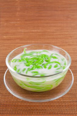 Tay tatlı pirinç pilav hindistan cevizi sütü ile yemiş yapılmış erişte 