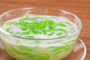 Tay tatlı pirinç pilav hindistan cevizi sütü ile yemiş yapılmış erişte 