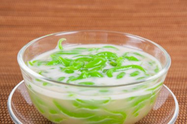 Tay tatlı pirinç pilav hindistan cevizi sütü ile yemiş yapılmış erişte 