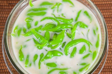 Tay tatlı pirinç pilav hindistan cevizi sütü ile yemiş yapılmış erişte 