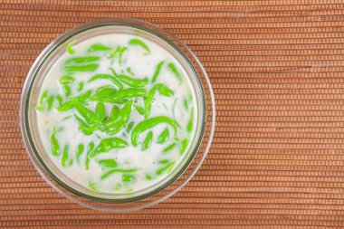 Tay tatlı pirinç pilav hindistan cevizi sütü ile yemiş yapılmış erişte 