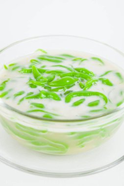 Tay tatlı pirinç pilav hindistan cevizi sütü ile yemiş yapılmış erişte 