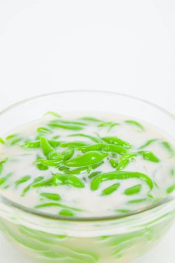 Tay tatlı pirinç pilav hindistan cevizi sütü ile yemiş yapılmış erişte 