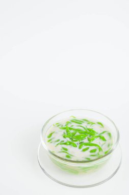 Tay tatlı pirinç pilav hindistan cevizi sütü ile yemiş yapılmış erişte 