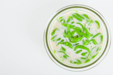 Tay tatlı pirinç pilav hindistan cevizi sütü ile yemiş yapılmış erişte 