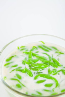 Tay tatlı pirinç pilav hindistan cevizi sütü ile yemiş yapılmış erişte 