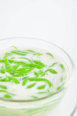 Tay tatlı pirinç pilav hindistan cevizi sütü ile yemiş yapılmış erişte 