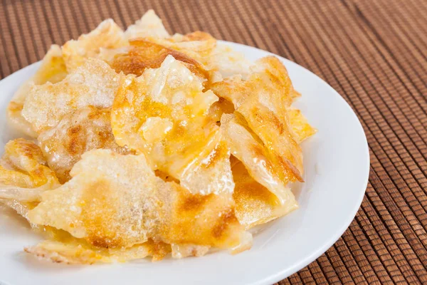 Roti dulce con leche condensada azucarada encima —  Fotos de Stock