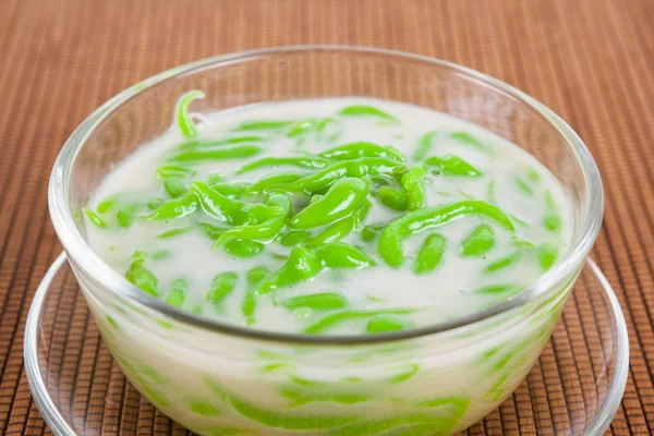 Dolce tailandese, tagliatelle di riso fatte di riso mangiato con latte di cocco — Foto Stock