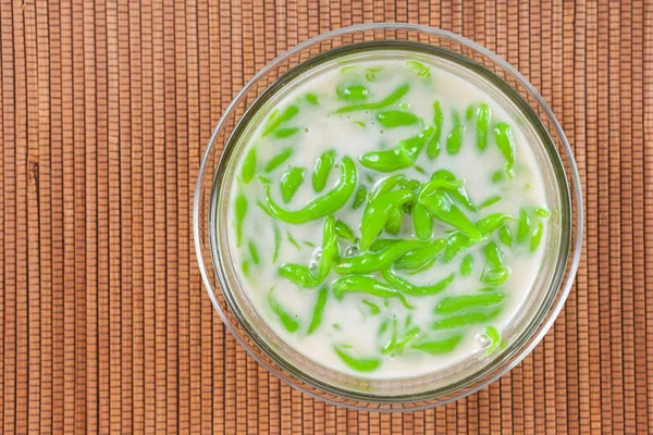 Thailändisches Dessert, Reisnudeln aus Reis, gegessen mit Kokosmilch — Stockfoto