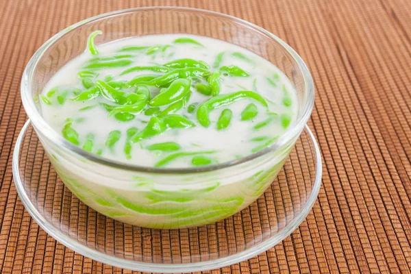 Thailändisches Dessert, Reisnudeln aus Reis, gegessen mit Kokosmilch — Stockfoto