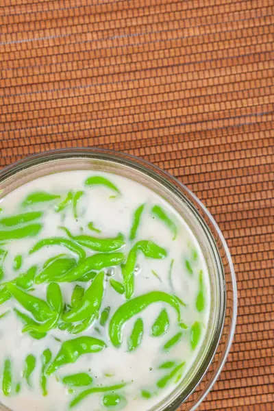 Sobremesa tailandesa, macarrão de arroz feito de arroz comido com leite de coco — Fotografia de Stock