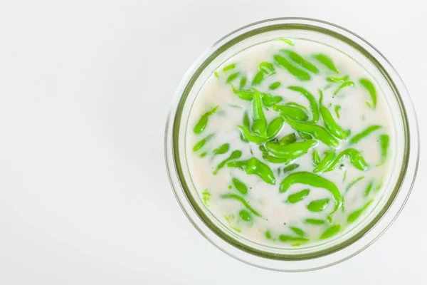 Thailändisches Dessert, Reisnudeln aus Reis, gegessen mit Kokosmilch — Stockfoto