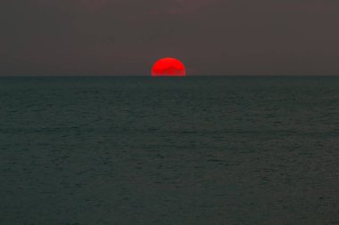 Denizin üzerinde güzel bir gün batımı