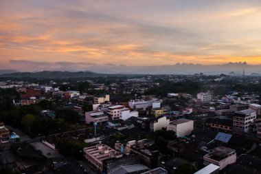 Güzel Cityscape gündoğumu Trang Tayland at