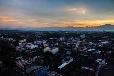 Güzel Cityscape gündoğumu Trang Tayland at