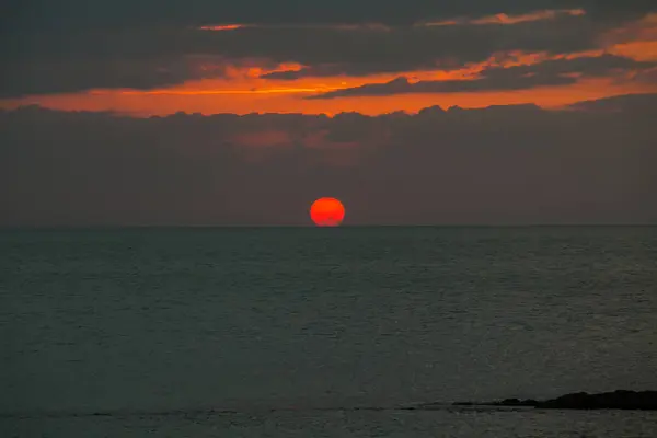 Beautiful sunset above the sea — Stock Photo, Image