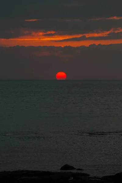 Beau coucher de soleil au-dessus de la mer — Photo