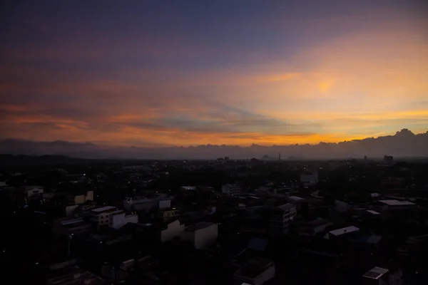 Beau lever de soleil de paysage urbain à Trang Thaïlande — Photo