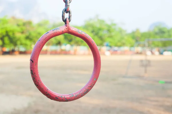 Kinderspielplatz in der Schule in Thailand. (Fokus auf rosa Co — Stockfoto