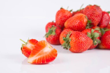 Çilek yakın kadar beyaz arka plan üzerinde berry