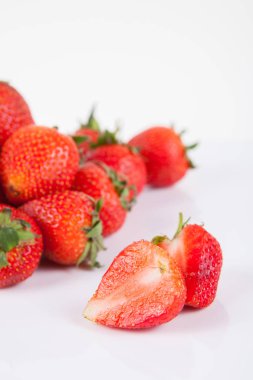 Çilek yakın kadar beyaz arka plan üzerinde berry