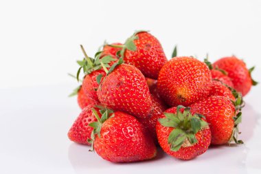 Çilek yakın kadar beyaz arka plan üzerinde berry