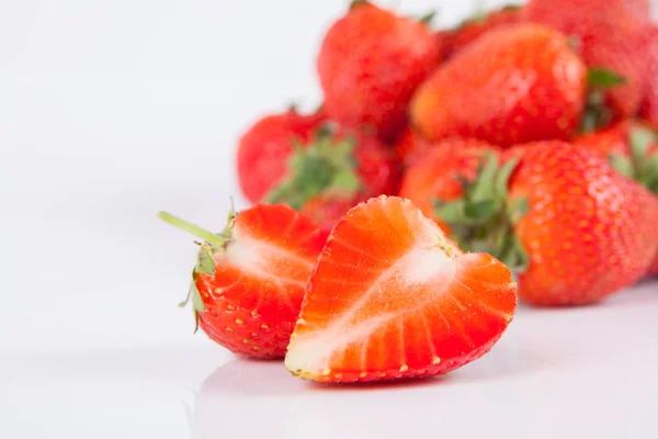 Erdbeeren Beere Nahaufnahme auf weißem Hintergrund — Stockfoto