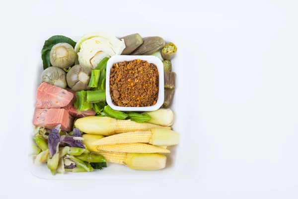 唐辛子ペースト Nam Prik タイ料理 焼き魚唐辛子ペーストとミックス野菜 — ストック写真