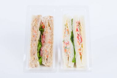 Plastik bir pakette sandviç 