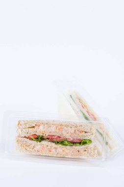 Plastik bir pakette sandviç 